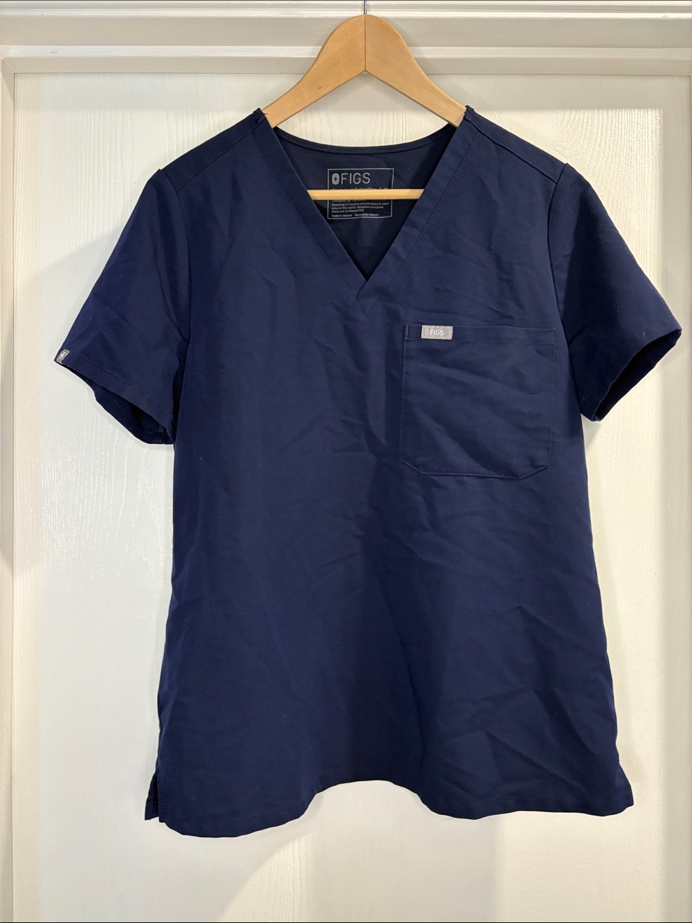Figs Women’s Casma Navy V-Neck Scrub Top in Navy. Size M
